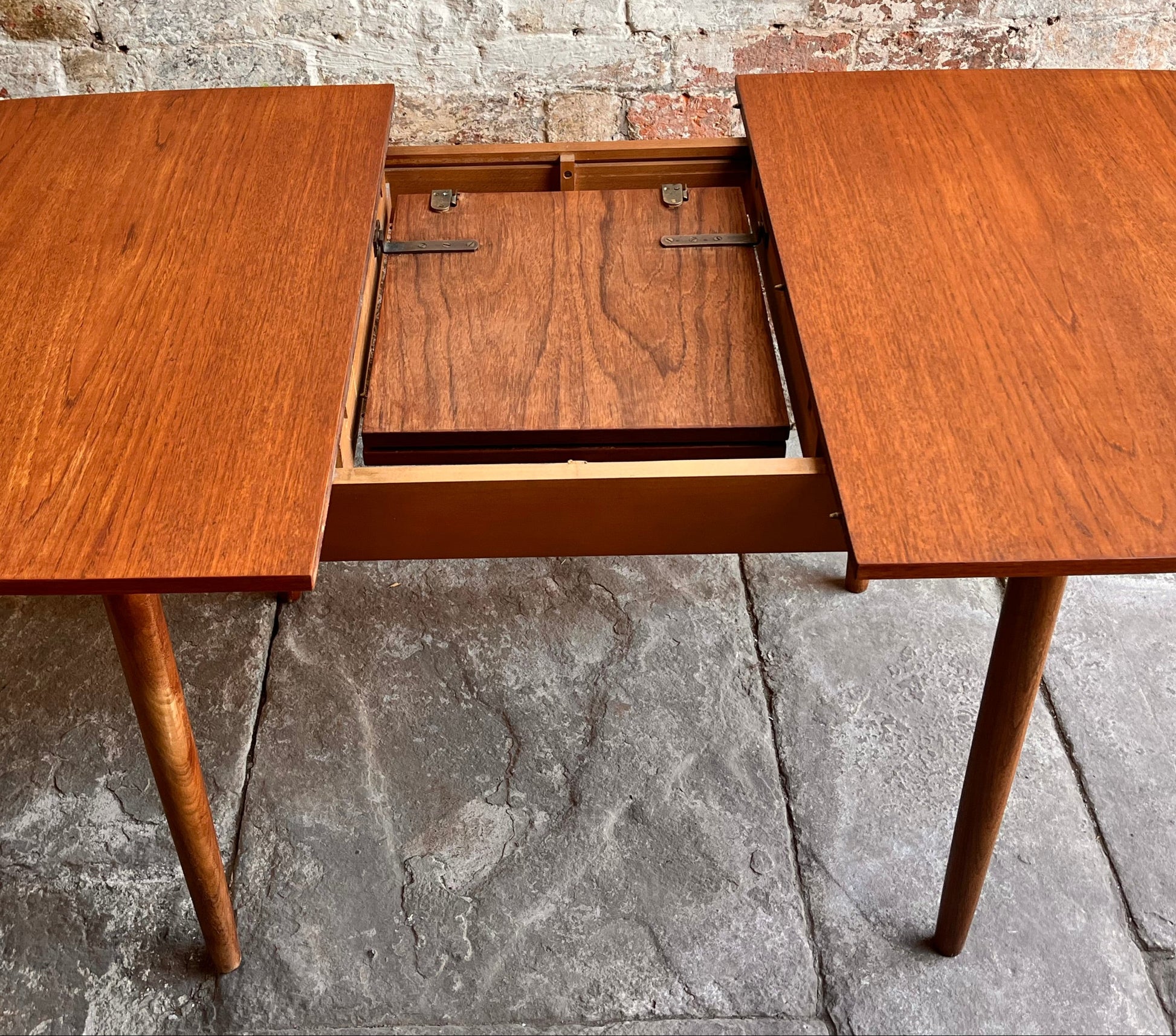 G plan extending table